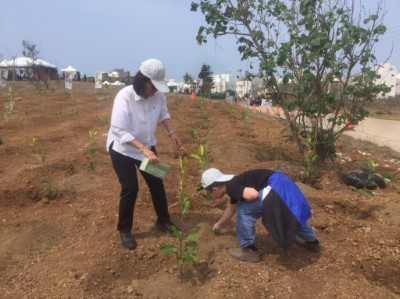 林業及自然保育署屏東分署分署長楊瑞芬與民眾共同植樹3 (1)